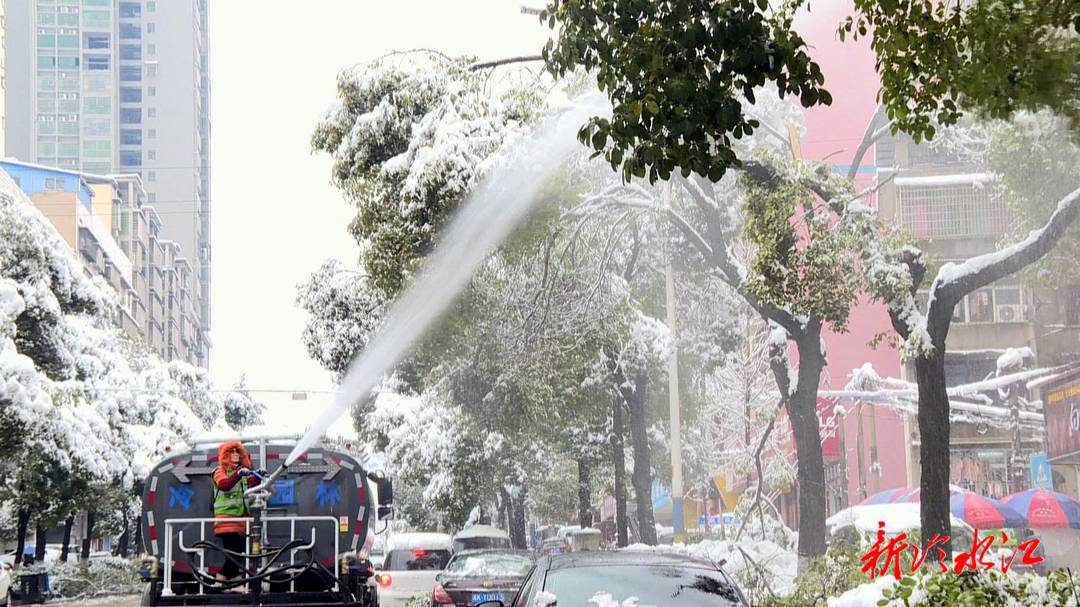 开云电竞应对低温雨雪冰冻天气 市园林绿化服务中心：及时清理积雪 确保行人安全通行(图2)