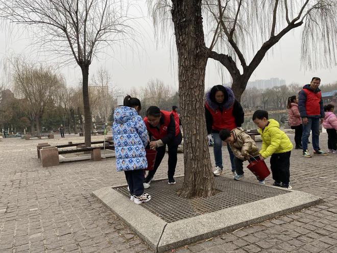 开云电竞泰安市园林绿化管理服务中心开展志愿服务活动(图1)