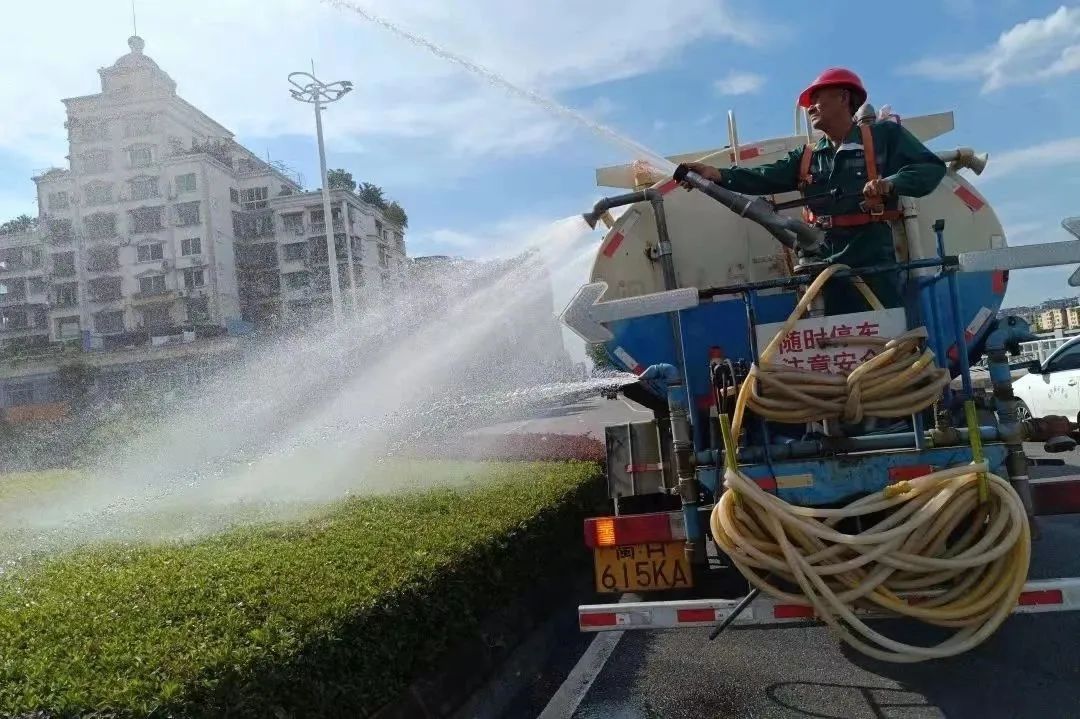 开云电竞建阳区城管局：花开满径春正好园林绿化养护忙(图1)