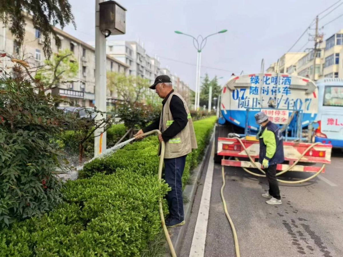 漯开云电竞河市城管局：抢抓春季黄金期扎实开展园林整地植树补绿！(图3)